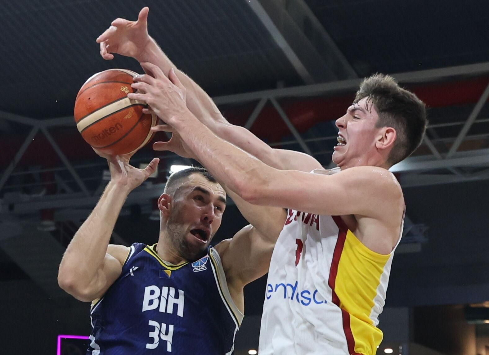 LIMASSOL (Cyprus), 30/08/2025.- Spain's Sergio de Larrea (R) in action against Bosnia and Herzegovina's Kenan Kamenjas during the FIBA EuroBasket 2025 group phase basketball match between Spain and Bosnia and Herzegovina, in Limassol, Cyprus, 30 August 2025. (Baloncesto, Bosnia-Herzegovina, Chipre, España) EFE/EPA/GEORGI LICOVSKI