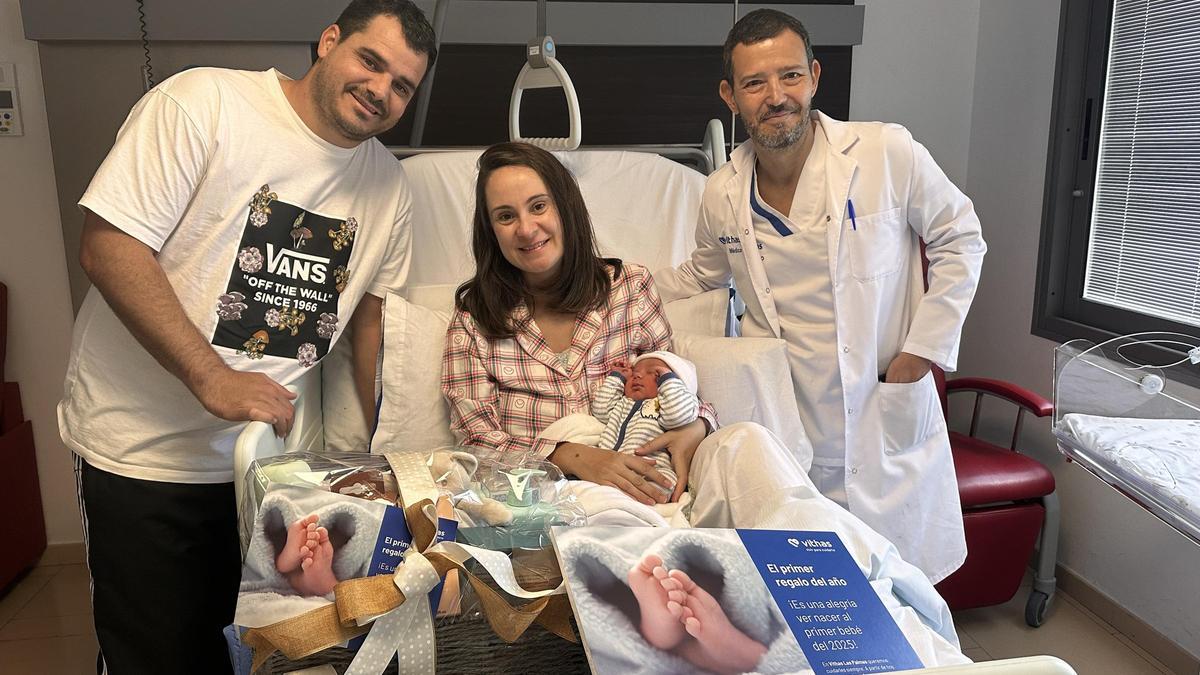 Los padres de Teo Romero, el primer bebé del año en el Hospital Universitario Vithas Las Palmas, junto al doctor Miguel Ángel Barber, jefe del servicio de Obstetricia y Ginecología.