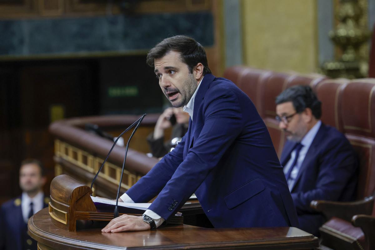 El diputado de Podemos, Javier Sánchez Serna interviene en el debate de totalidad de propuestas de la reforma del estatuto de autonomía de Castilla-La Mancha, este martes en el pleno del Congreso de los Diputados.