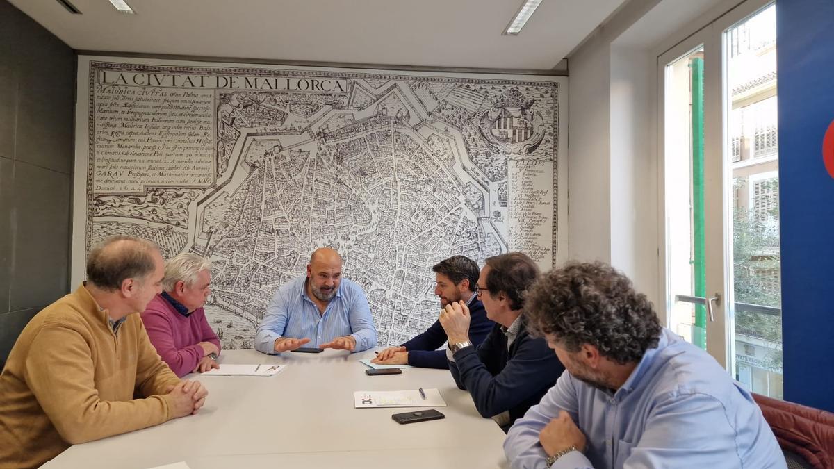 Jaime Martínez con representantes del pequeño comercio de Afedeco y Pimeco.