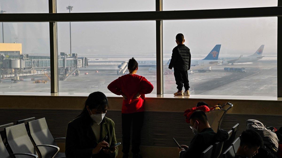 Personas esperando sus vuelos en el Aeropuerto Internacional Taiping de Harbin en Harbin, en la provincia nororiental china de Heilongjiang.