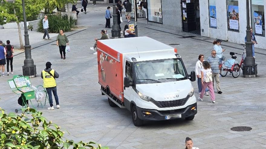 Un camión cruzando por la plaza de Galicia.