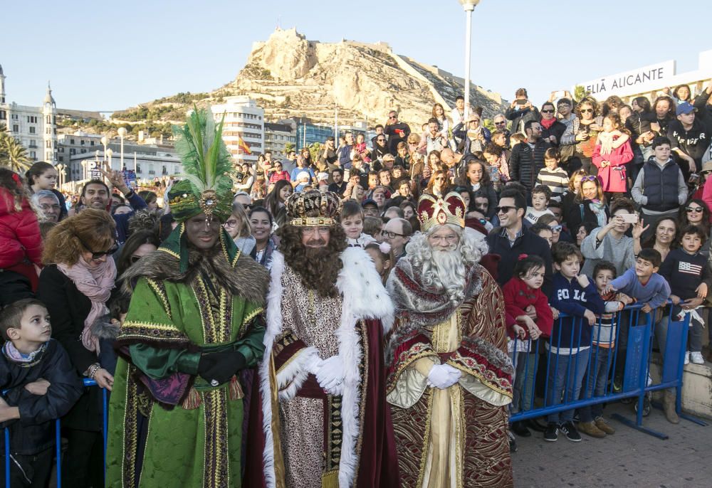 Los Reyes Magos llegan en barco y tocan tierra en las Escaleritas de la Reina.