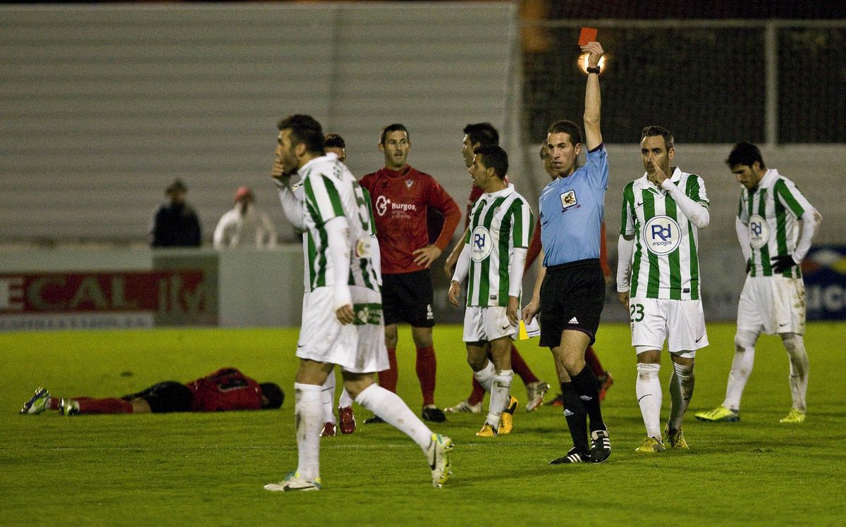 Armando es expulsado en Anduva en el Mirandés-Córdoba CF de la temporada 2013-14.