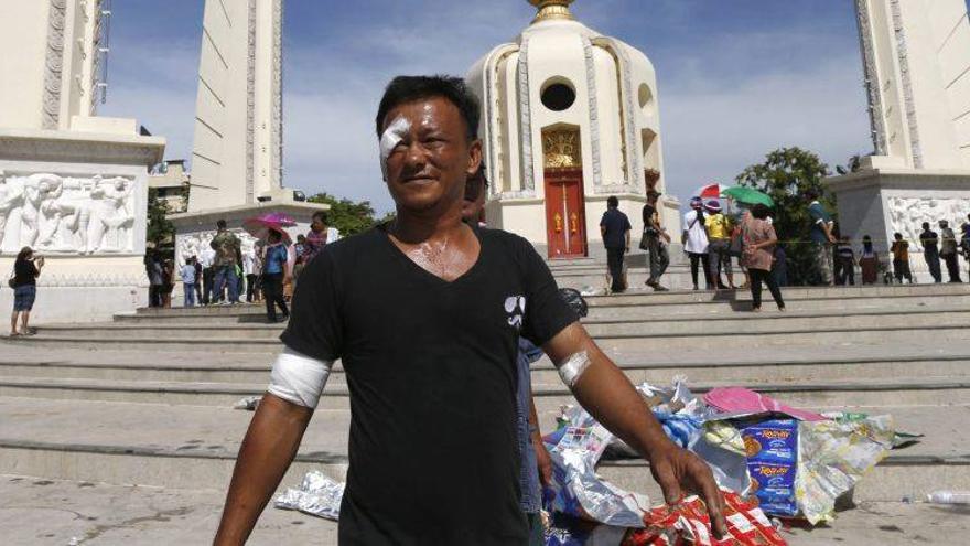 Dos muertos y 21 heridos en ataques a un campamento opositor en Bangkok