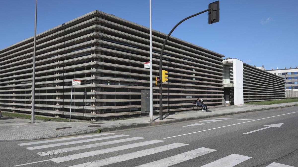 Exterior del complejo deportivo de La Calzada.