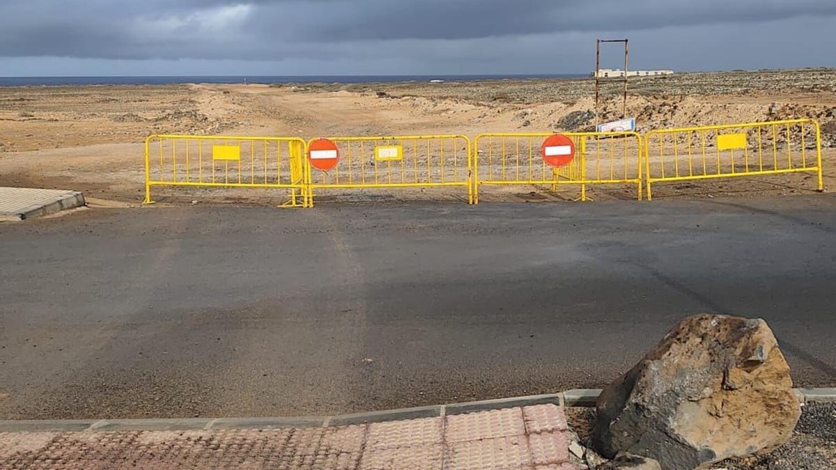 Cierre del acceso a Los Charcones, en Playa Blanca, por el mal estado del mar debido a la borrasca Claudia