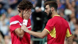 Feliciano López se toca la cara tras recibir el impacto de una bola, junto a Granollers, en Lille.