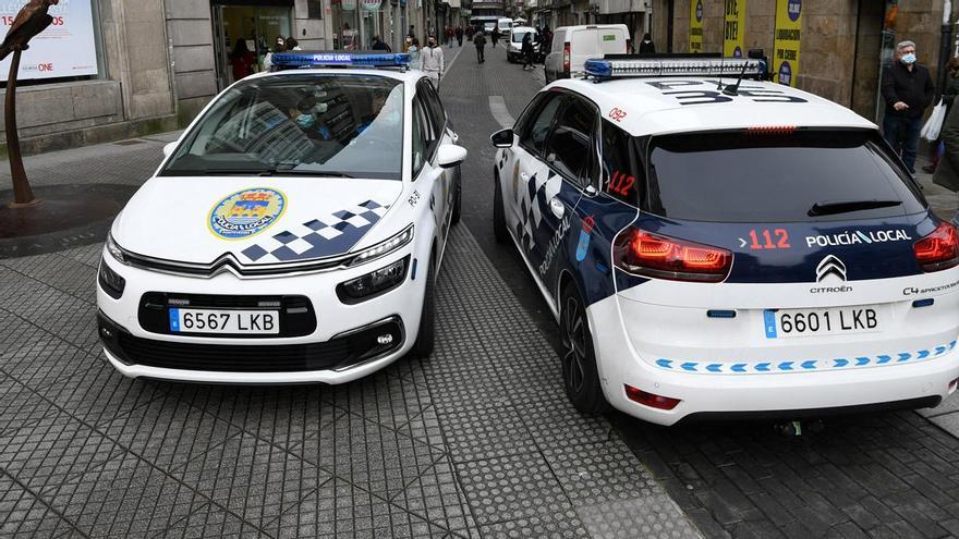 Dos coches de la Policía Local en la calle Michelena