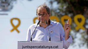 -FOTODELDÍA- GRAF1339. SANT JOAN DE VILATORRADA (BARCELONA), 29/09/2019.- El presidente de la Generalitat, Quim Torra, durante su intervención este domingoen el acto de JxCat frente a la cárcel de Lledoners (Barcelona), en la que ha apuntado que no puede condenar lo que no existe, ya que el independentismo siempre ha sido pacífico y por ello choca contra la violencia de manera natural: Nosotros no somos violentos. EFE/ Susanna Sáez