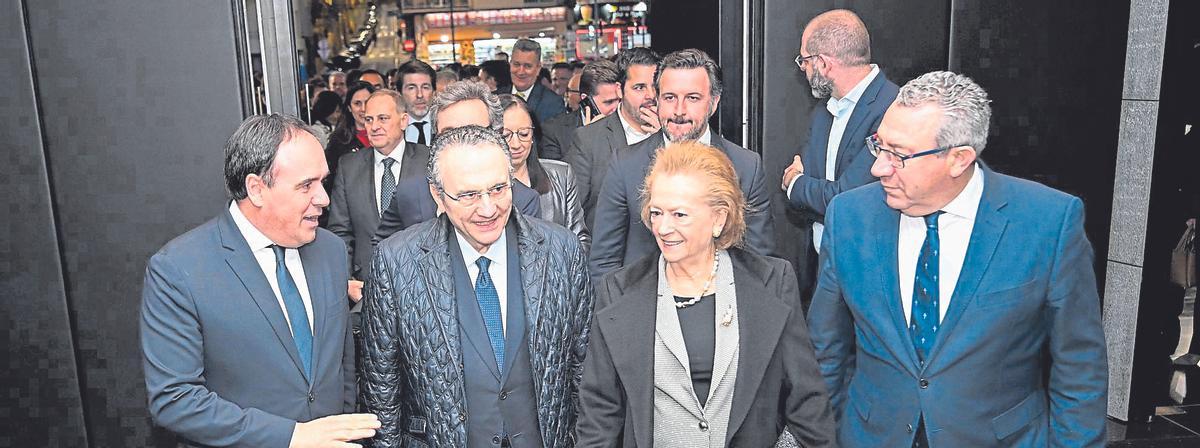 El presidente de la Generalitat Valenciana, Juanfran Pérez Llorca; el presidente de Prensa Ibérica, Javier Moll; la vicepresidenta de Prensa Ibérica, Arantza Sarasola; el presidente de la Diputación Provincial y alcalde de Benidorm, Toni Pérez; el director general de Contenidos en la Comunidad Valenciana, Murcia y Andalucía, Juan R. Gil; la presidenta de las Cortes Valencianas, Llanos Massó; y el alcalde de Elche, Pablo Ruz, a su entrada al Auditorio de la Diputación, antes del inicio de la gala.