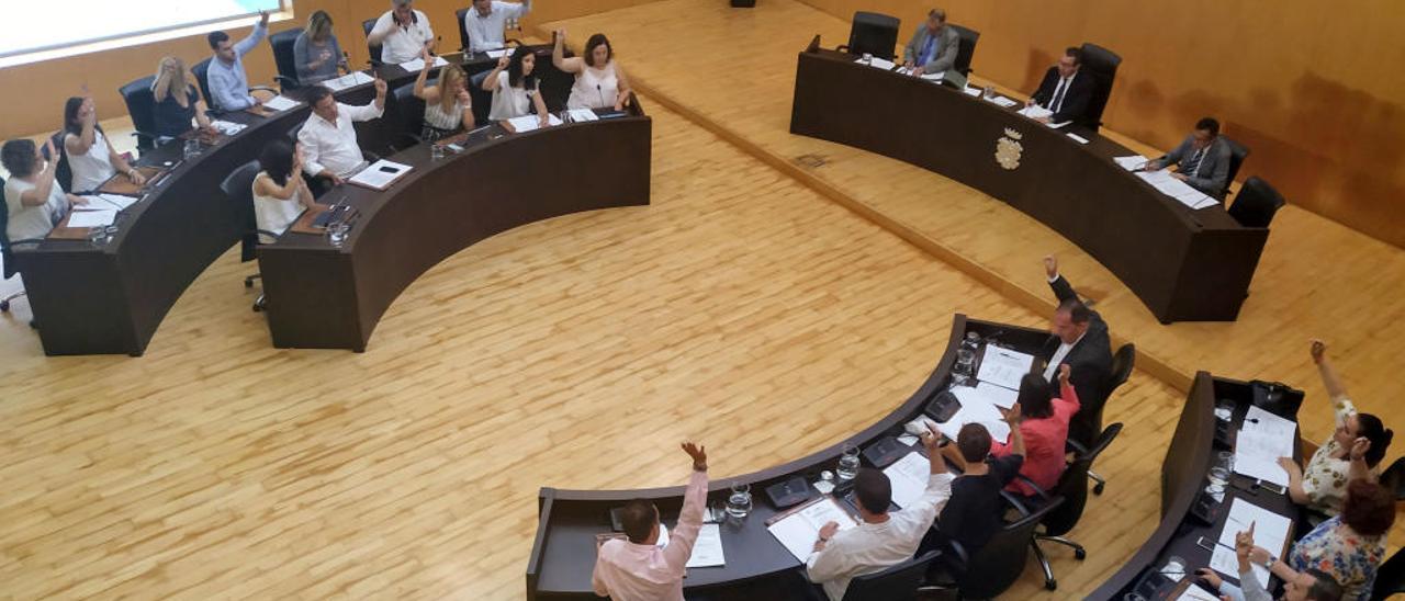 Votación de una de las mociones elevadas por el gobierno local en el pleno de ayer, el primero de este mandato tras la investidura.