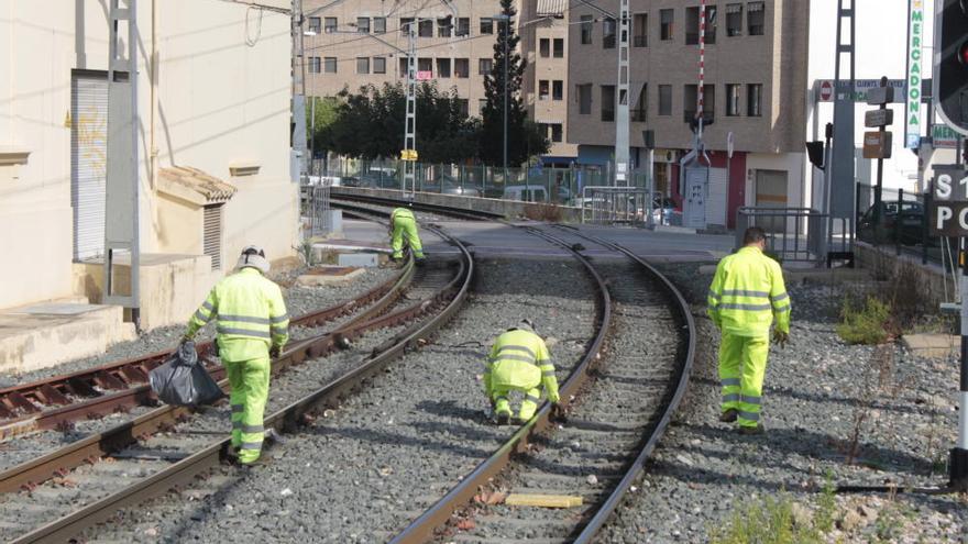 Operarios de FGV limpian el trazado ferroviario en Picassent.