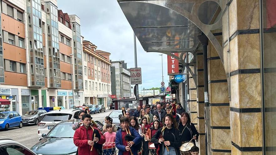 Villaviciosa baila, canta y suena a gaita y tambor durante el vermú del domingo: "Hay que recuperar la tradición"