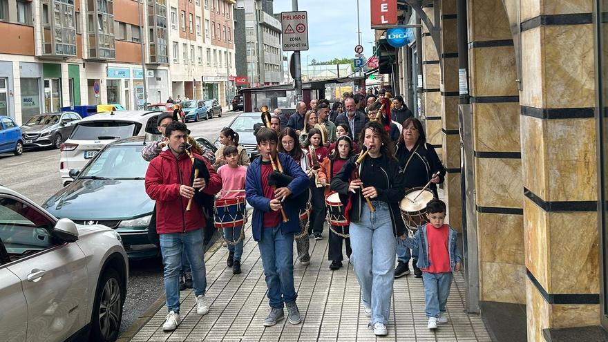 La propuesta “La Villa EnToná" llena de música, cancios y bailes las calles y chigres de Villaviciosa