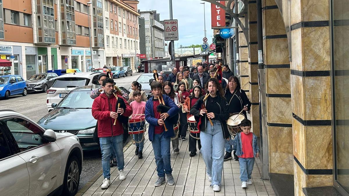 La propuesta “La Villa EnToná" llena de música, cancios y bailes las calles y chigres de Villaviciosa