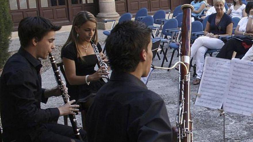 El músico Pablo Monterrubio, en el centro, con dos compañeros de profesión.