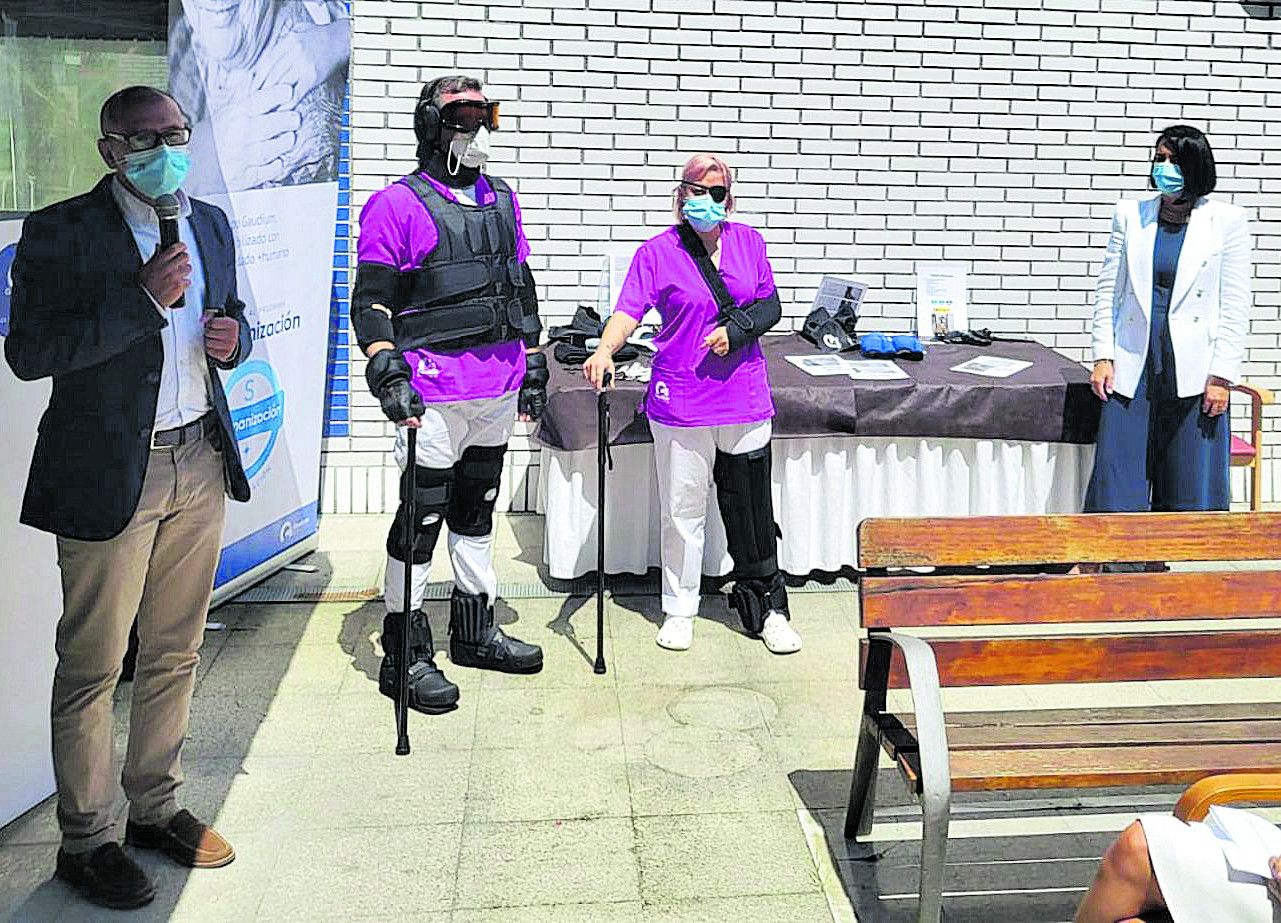 Los trabajadores Luis Márquez y Dahut Toraño, con el traje puesto, entre Manuel Bernabé y María Salmerón.