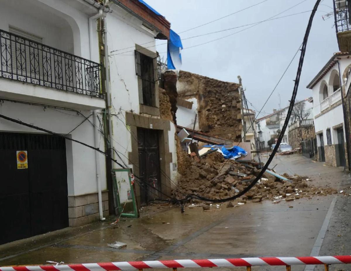 Fotogalería | El antiguo colegio de las monjas de Aldeanueva de la Vera se derrumba Fotogalería | El antiguo colegio de las monjas de Aldeanueva de la Vera se derrumba