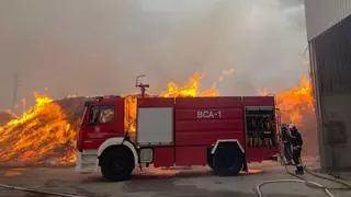 Los bomberos de Córdoba logran extinguir el incendio de una fábrica de biomasa cercana a Alcolea