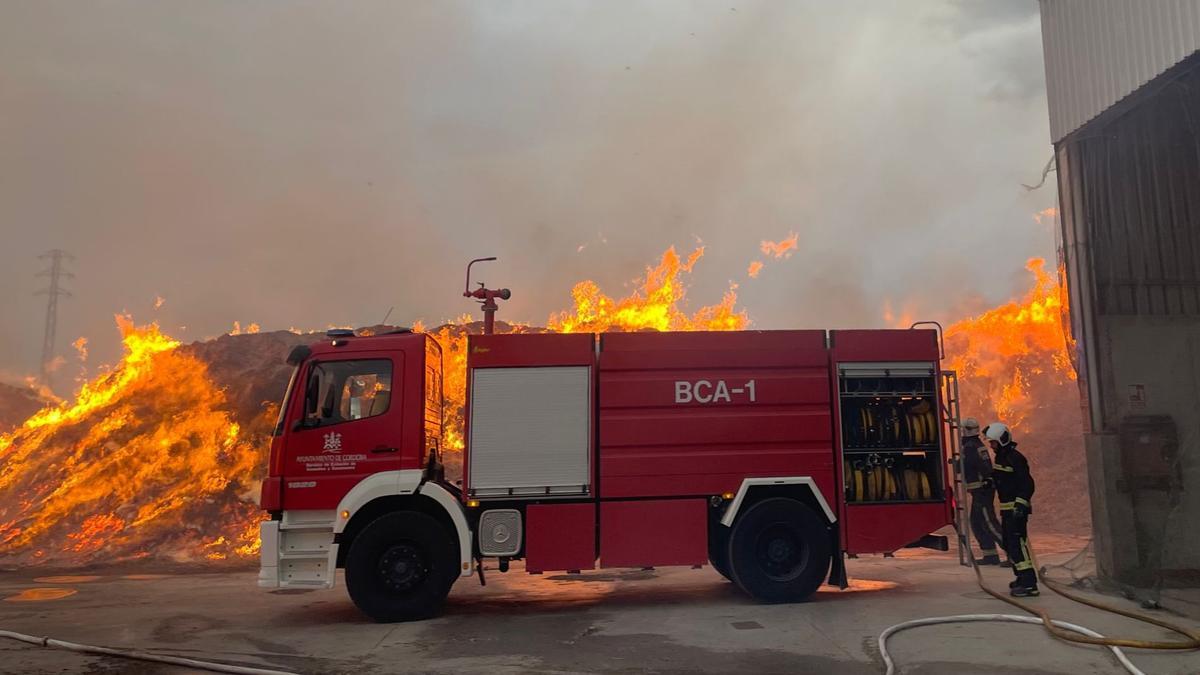 Foto del Twitter de los bomberos de Córdoba en la fábrica de Alcolea.