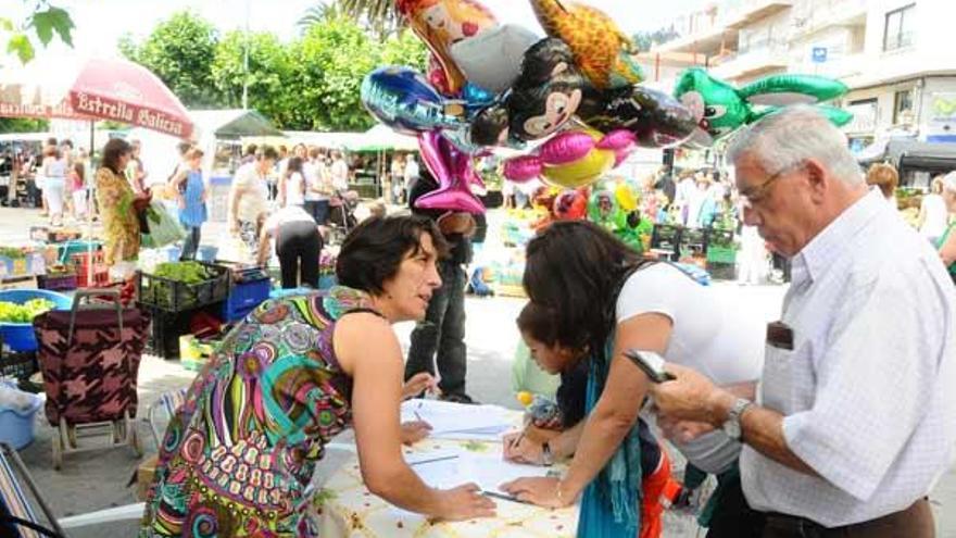 Miembros de la Plataforma recogen firmas por la gratuidad.