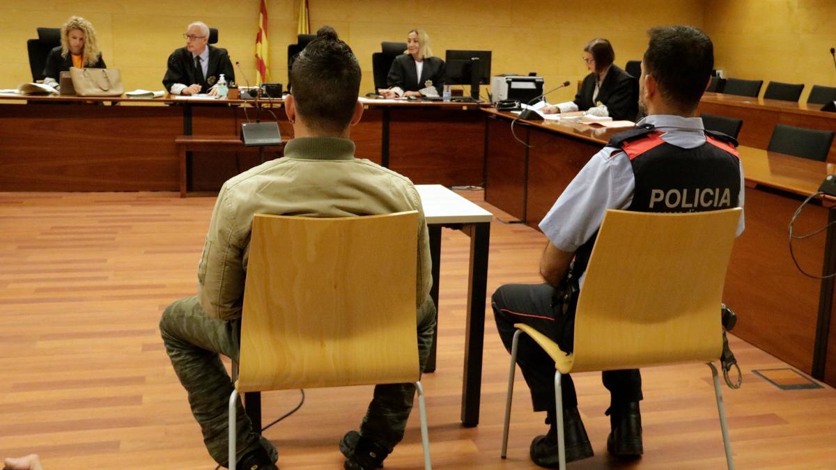 D&#039;esquenes i custodiat pels Mossos, l&#039;home que va calar foc a un bar de Puigcerdà