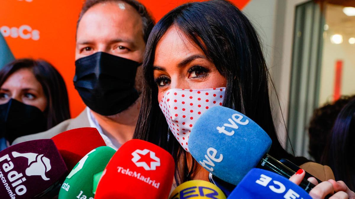 Begoña Villacís con mascarilla de lunares en la sede de Ciudadanos durante las elecciones de la Comunidad de Madrid