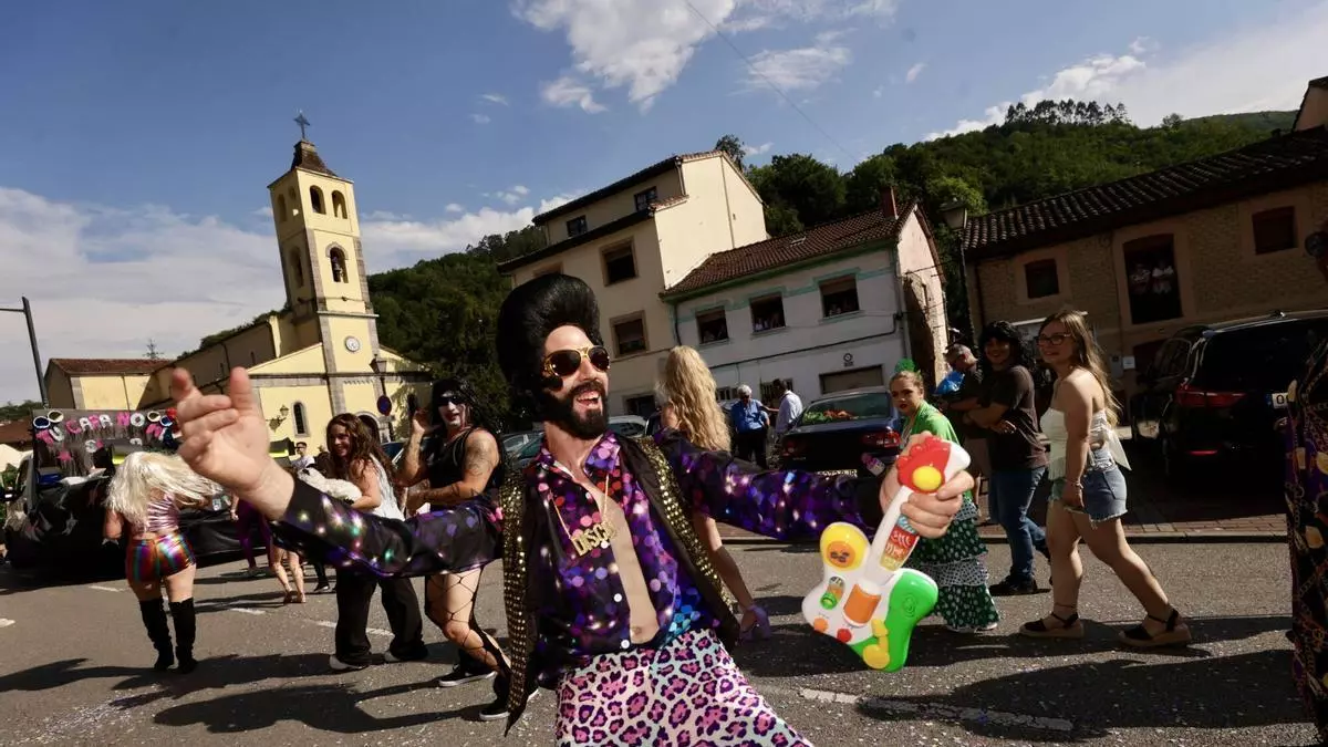 Un desfile y celebraciones para "enmarcar" en Oviedo, con la despedida de Olloniego a las fiestas de San Antonio: "Este año fue exagerado"
