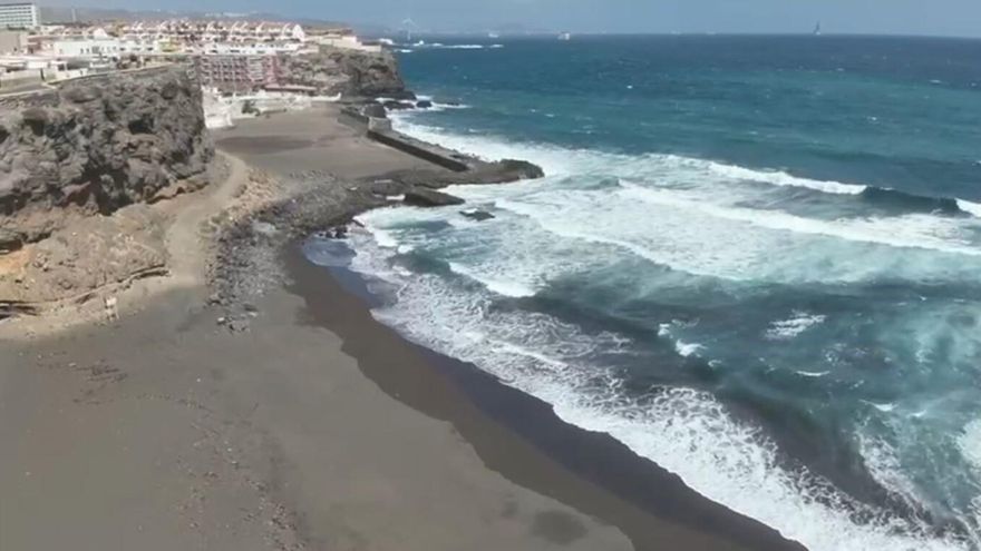 La Policía Local de Telde rastrea la costa desde el aire en busca de las manchas de combustible