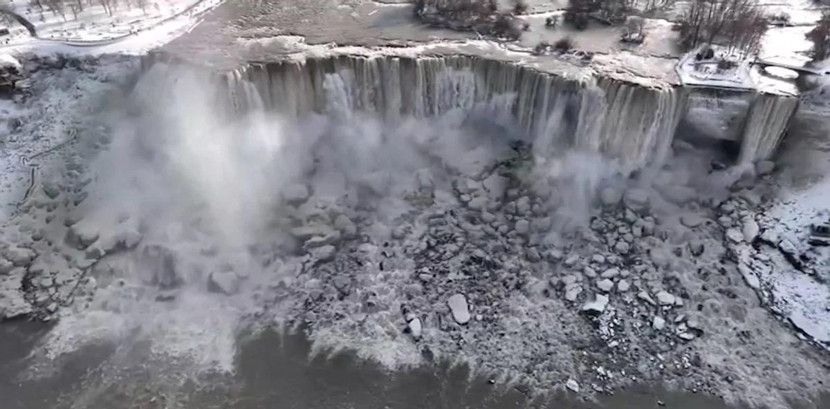 Las cataratas del Niágara, semicongeladas por una 'bomba ciclónica'.