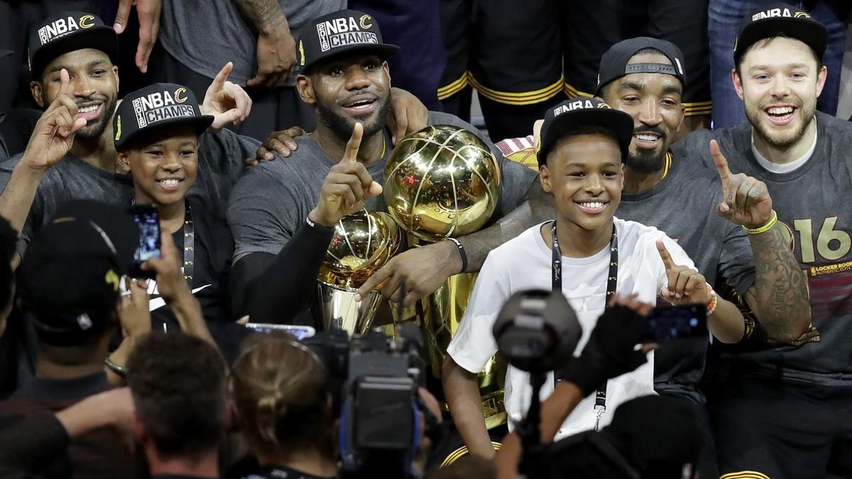 LeBron James celebra con sus dos hijos la victoria de Cleveland en la NBA.