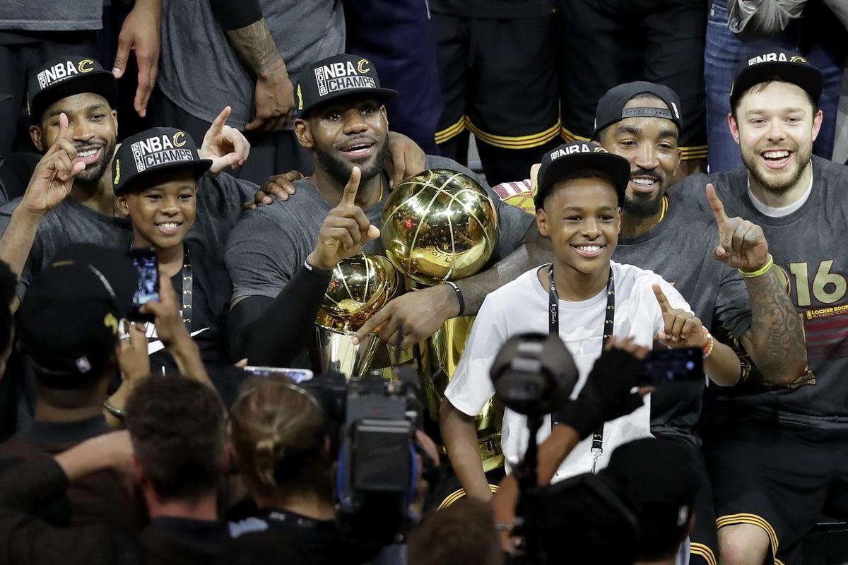 OAKLAND, CA - JUNE 19: LeBron James #23 of the Cleveland Cavaliers celebrates with his sons LeBron Jr. and Bryce after defeating the Golden State Warriors 93-89 in Game 7 of the 2016 NBA Finals at ORACLE Arena on June 19, 2016 in Oakland, California. NOTE TO USER: User expressly acknowledges and agrees that, by downloading and or using this photograph, User is consenting to the terms and conditions of the Getty Images License Agreement.   Ronald Martinez/Getty Images/AFP