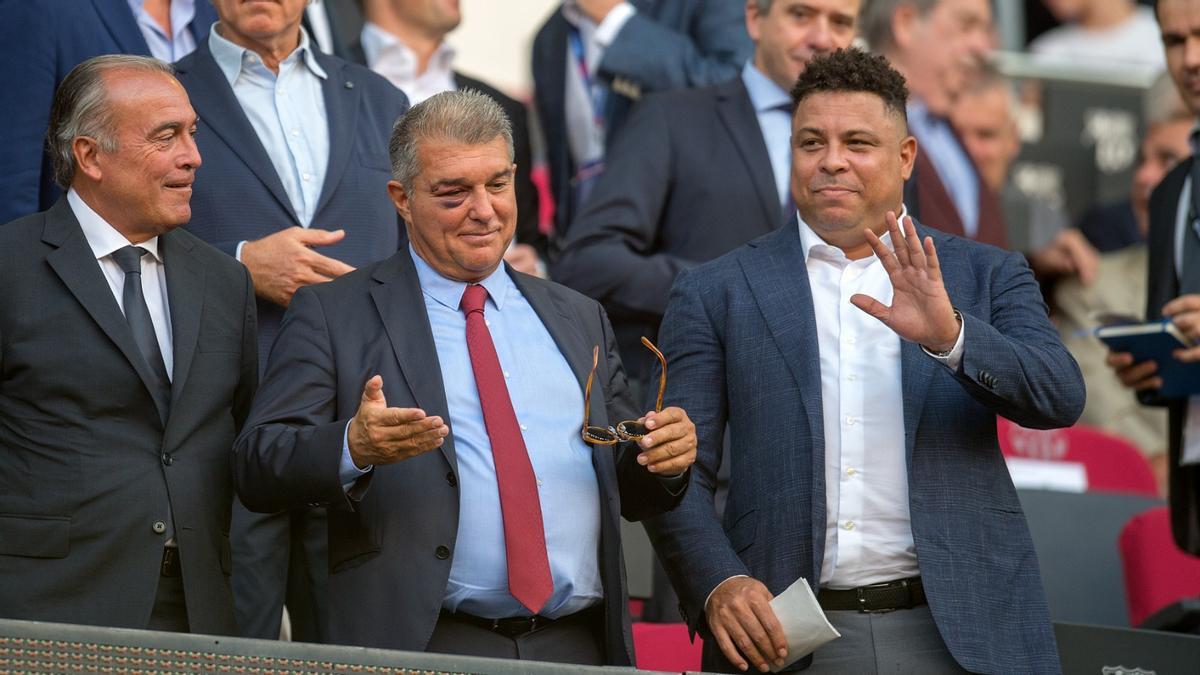 Laporta, con el ojo derecho amoratado, junto a Ronaldo, presidente del Valladolid, en el palco del Camp Nou.