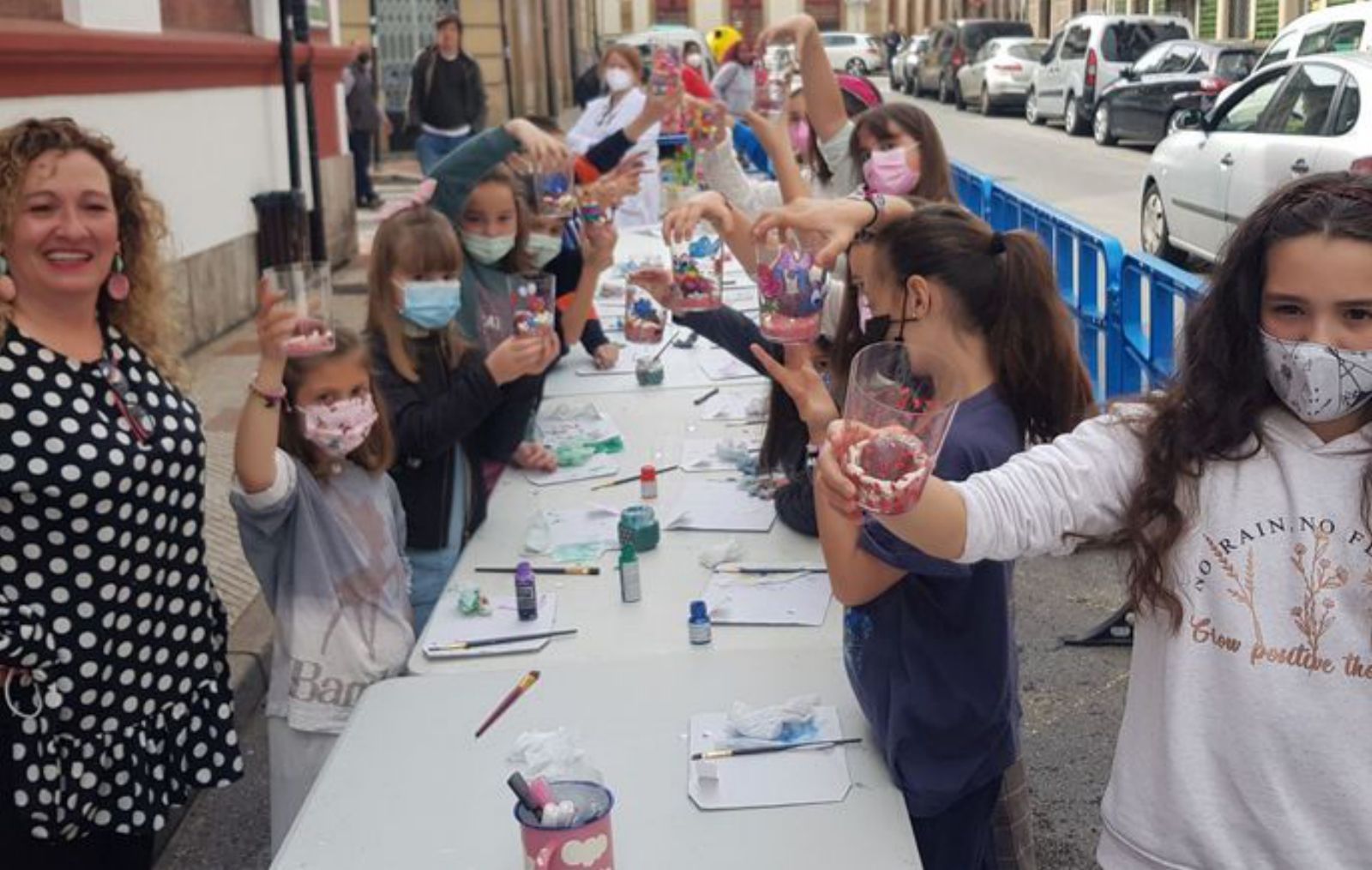 Los niños que participaron en el taller de pintura en cristales. | V. A.