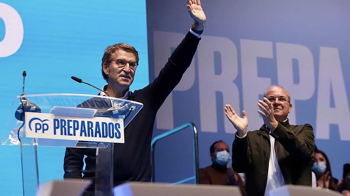 Alberto Núñez Feijóo con José Antonio Monago en un acto en Mérida.