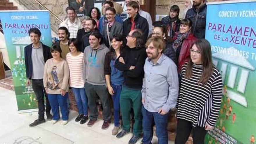 Representantes de Podemos presentando la campaña.