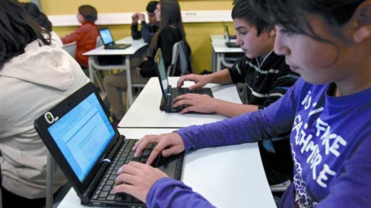 Alumnos de ESO del colegio Juan XXIII de L'Hospitalet de Llobregat, trabajando con los ordenadores en clase.