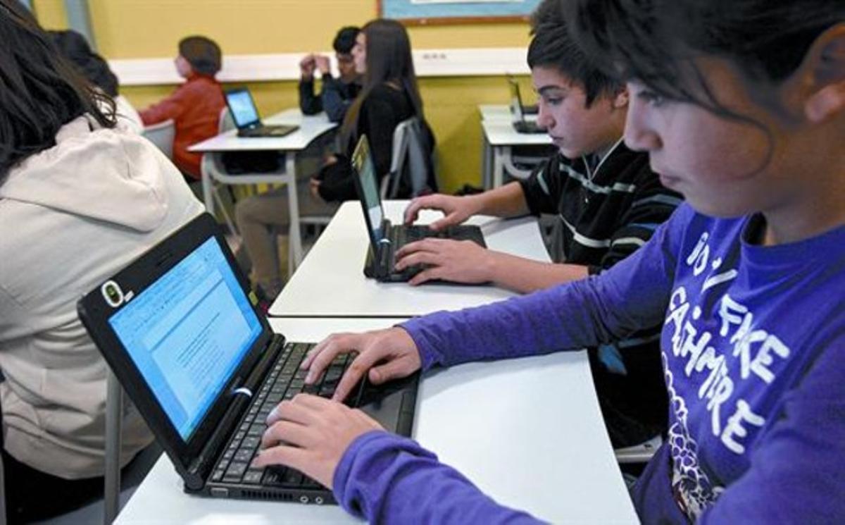 Alumnos de ESO del colegio Juan XXIII de L’Hospitalet de Llobregat, trabajando con los ordenadores en clase.