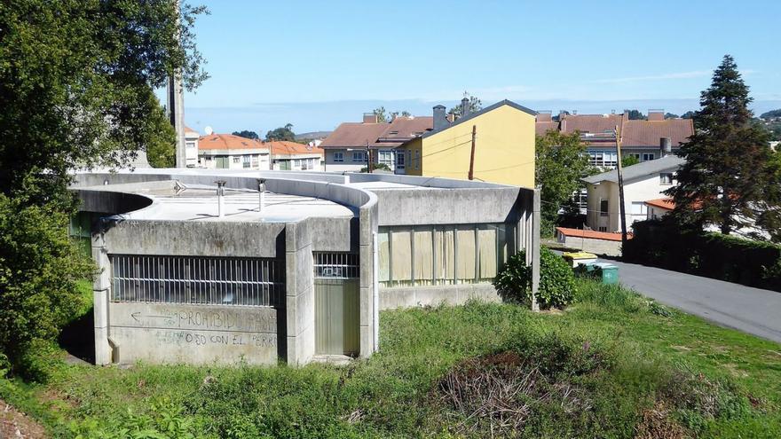 El entorno de la iglesia nueva de Santa Cruz de Oleiros: un acceso estrecho, sin acera y con maleza