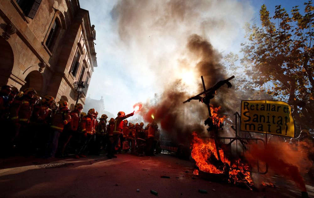 Les protestes de bombers i metges arriben al Parlament