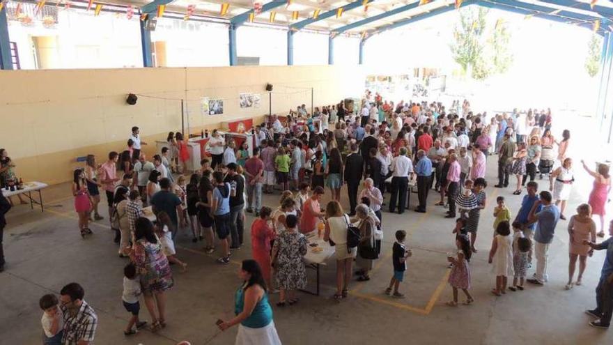 Vecinos de Villaveza del Agua celebrando la fiesta del patrón en el pabellón deportivo.