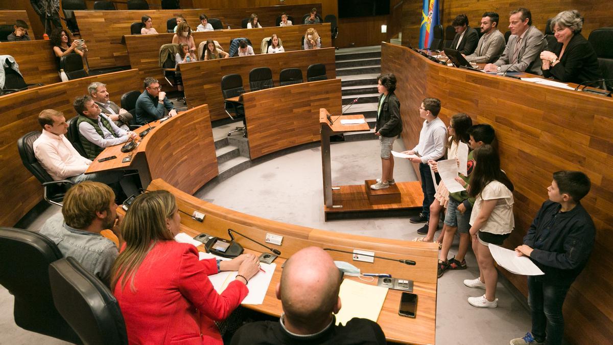 Otro momento del pleno infantil en el hemiciclo de la Junta General del Principado.