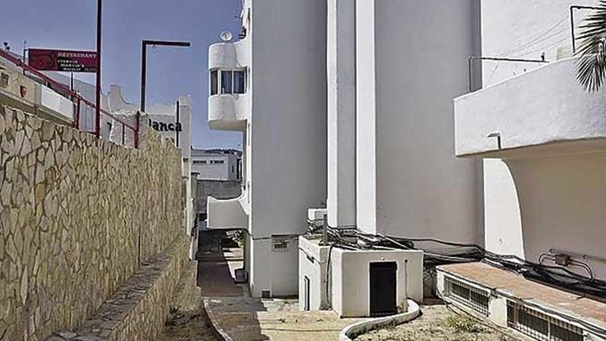 Edificio de Punta Ballena desde el que se precipitó ayer de madrugada un turista británico.