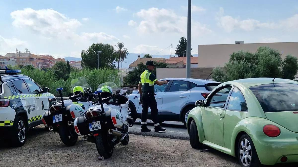 Multa de hasta 600 euros y sanción en el permiso de conducir por incumplir la baja de velocidad obligatoria este verano que ya publica el BOE: la Guardia civil extrema la vigilancia