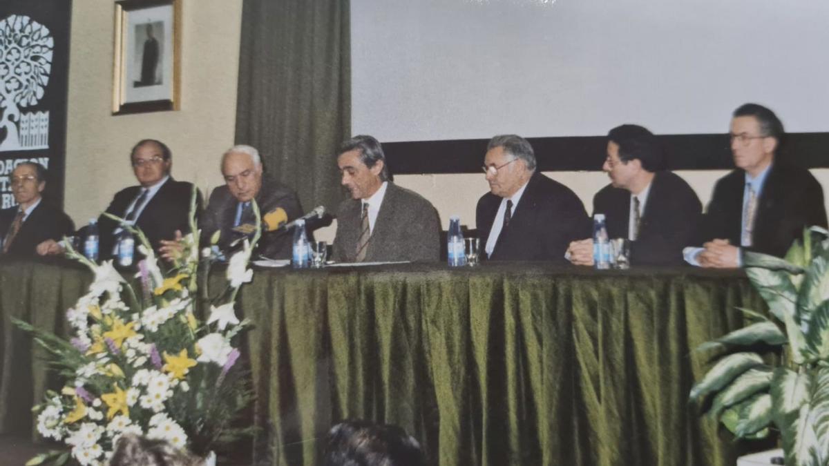 Desde la izquierda el doctor Diego, Nussio, Seisdedos, el conferenciante, Pérez Viguera, Roda y Mangas, en la presentación de la Fundación. FUNDACIÓN CAJA RURAL
