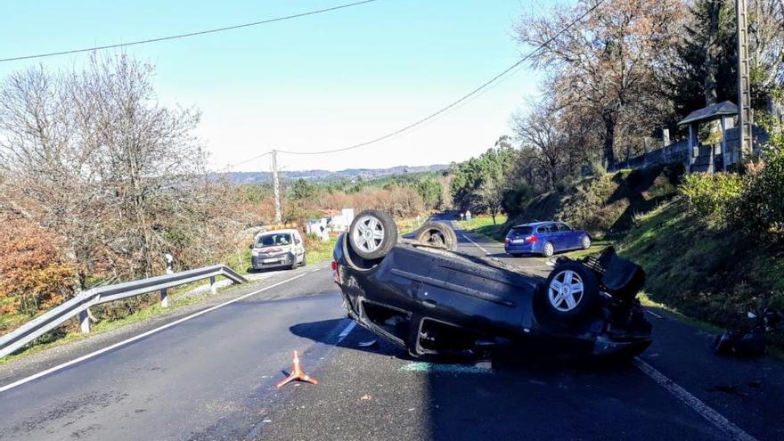 El vehículo quedó volcado sobre la calzada.