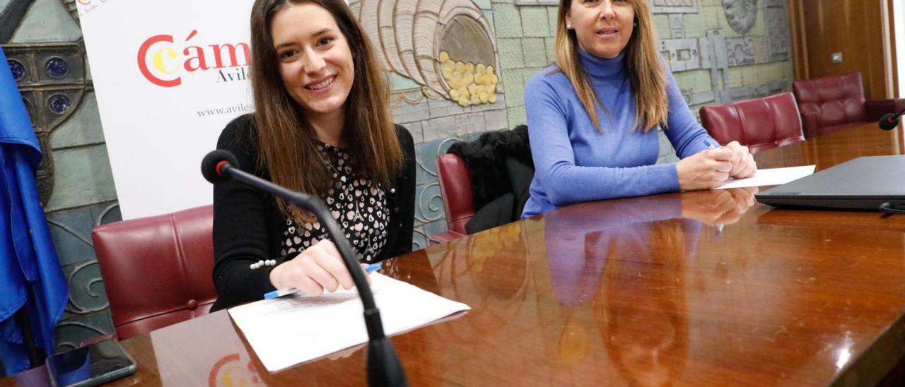 Por la izquierda Edurne Mezquita y Carmen Santana durante la presentación de la jornada.