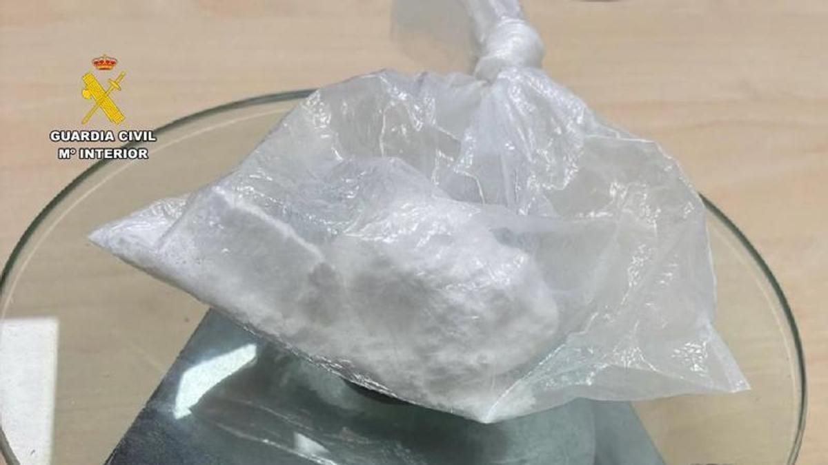 Droga intervenida al detenido.