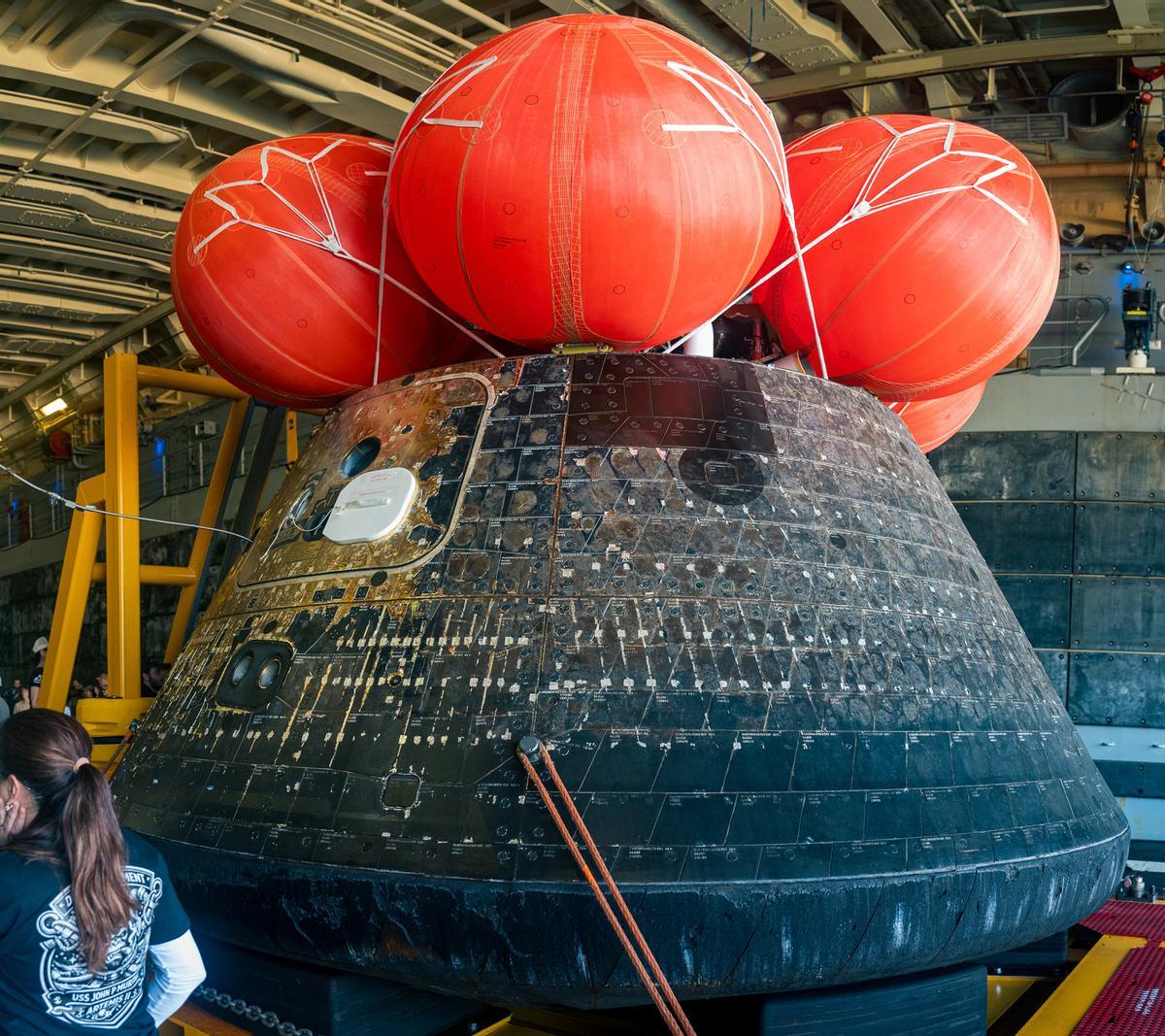 La cápsula espacial Orion se exhibe en la cubierta de pozo del USS John P. Murtha en San Diego, California, EE. UU. La cápsula espacial Orion se exhibe en la cubierta de pozo del USS John P. Murtha en San Diego, California, EE. UU.
